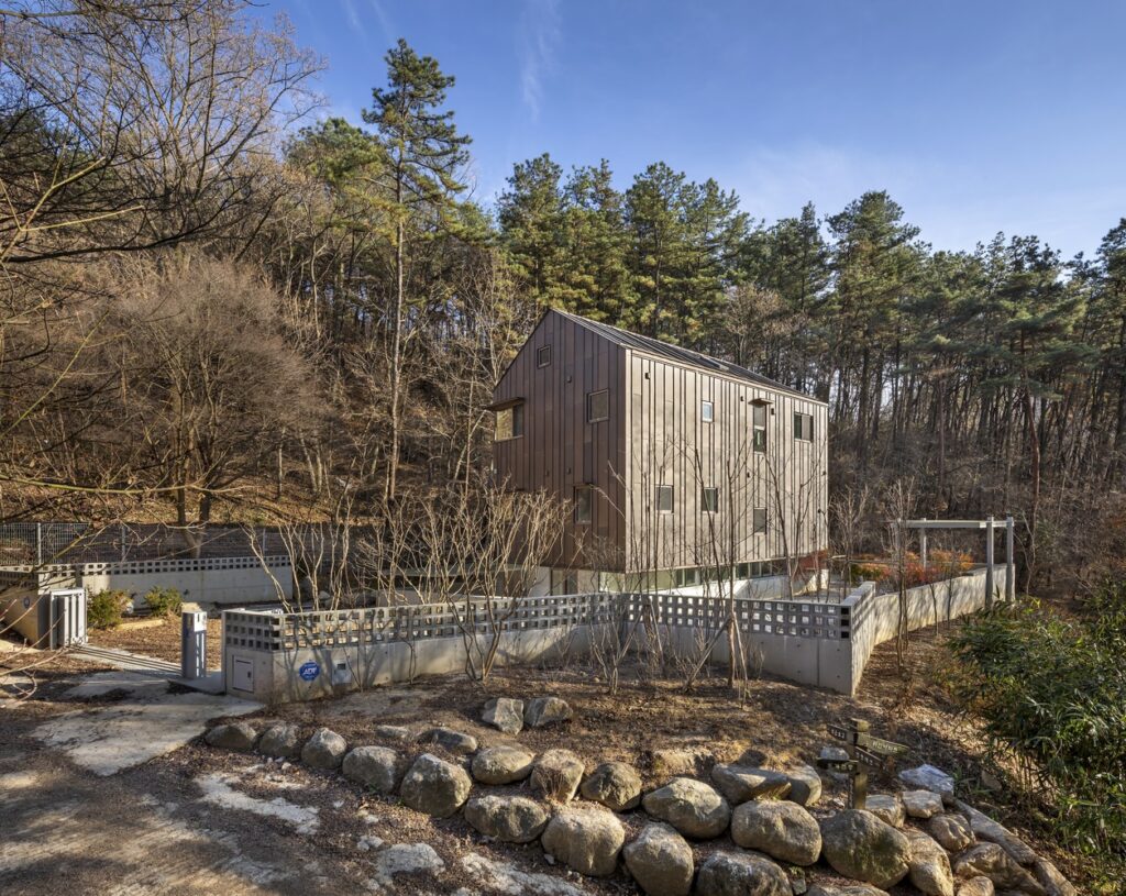 Chusajae House by Soltozibin Architects: A Harmonious Blend of Nature and Architecture