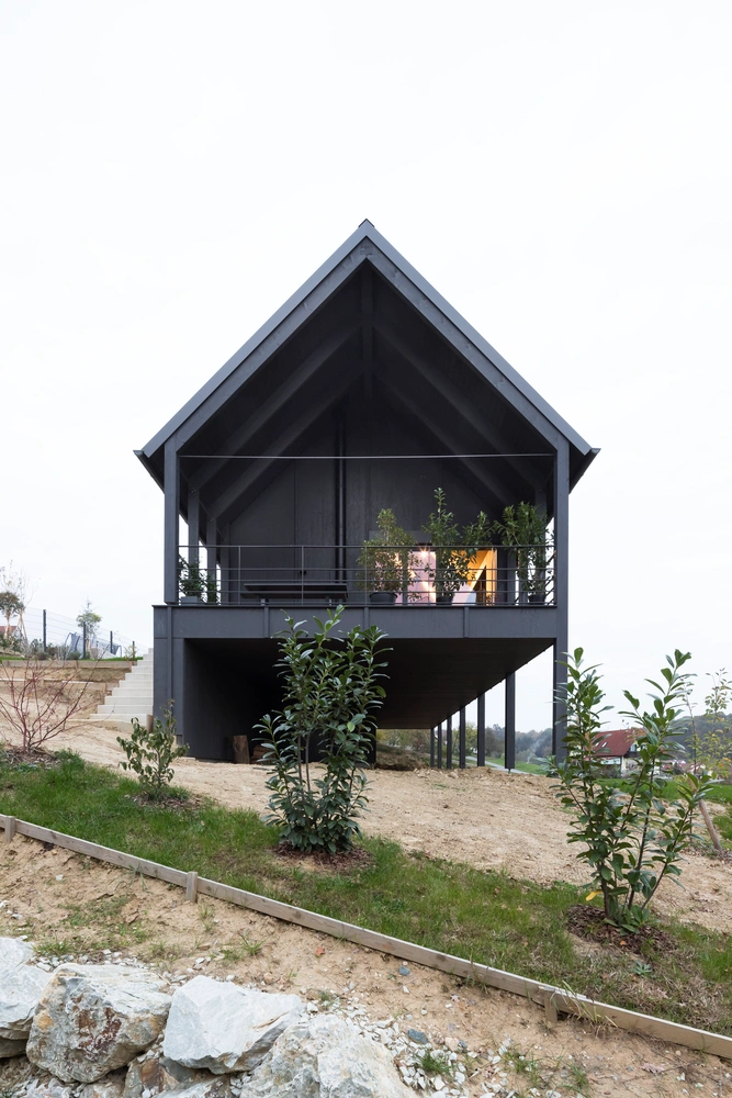 Black Beauty House M by Backraum Architektur